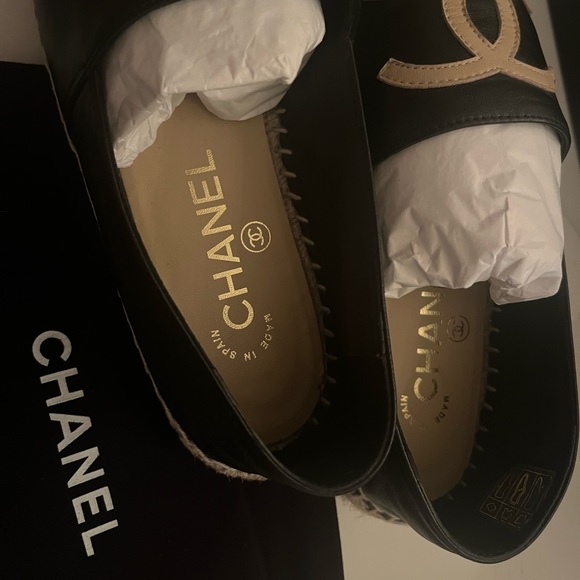 CHANEL ESPADRILLES BLACK WITH BEIGE LOGO - Picture 2 of 5